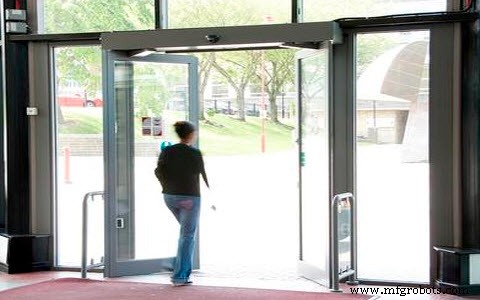 Sistema Automático de Abertura de Porta com Sensor PIR: Circuito, Funcionamento e Aplicações