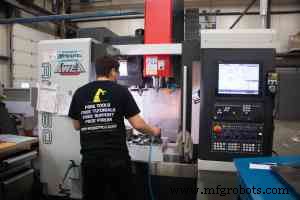 Aumentando Produção, Segurança e Economia com Robôs de Machine Tending