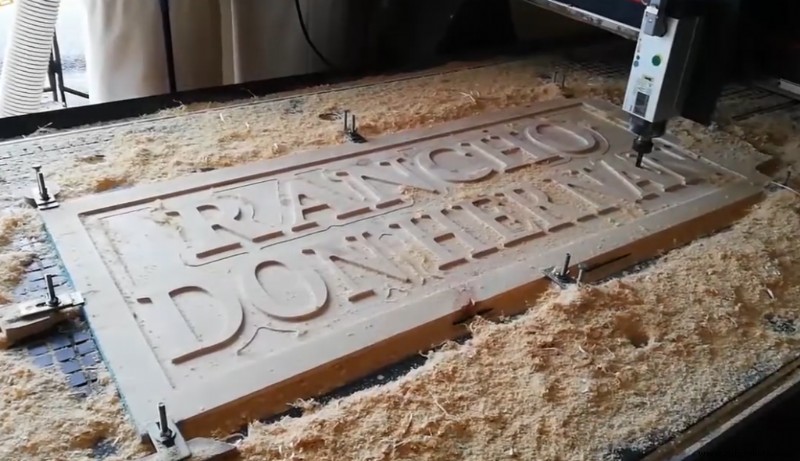 Como Criar Placas de Madeira de Precisão com Roteamento CNC — Guia Completo de Especialista