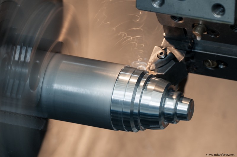Fresamento CNC vs. Torneamento CNC: Como Escolher o Melhor Processo de Usinagem