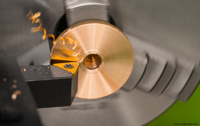 Fresamento CNC vs. Torneamento CNC: Como Escolher o Melhor Processo de Usinagem