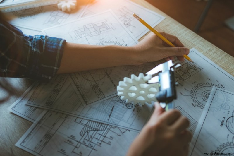 Fundição de Uretano vs Injeção de Molde: Um Guia DFM (Design para Fabricabilidade)