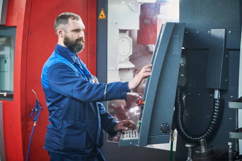 Custos de Máquinas CNC: Interno vs. Terceirização – O que Engenheiros Precisam Saber