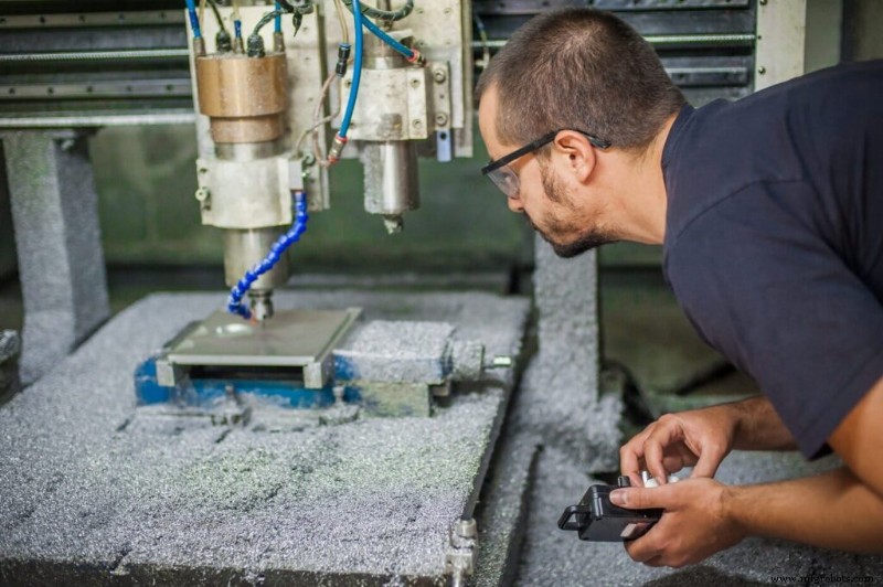 Custos de Máquinas CNC: Interno vs. Terceirização – O que Engenheiros Precisam Saber